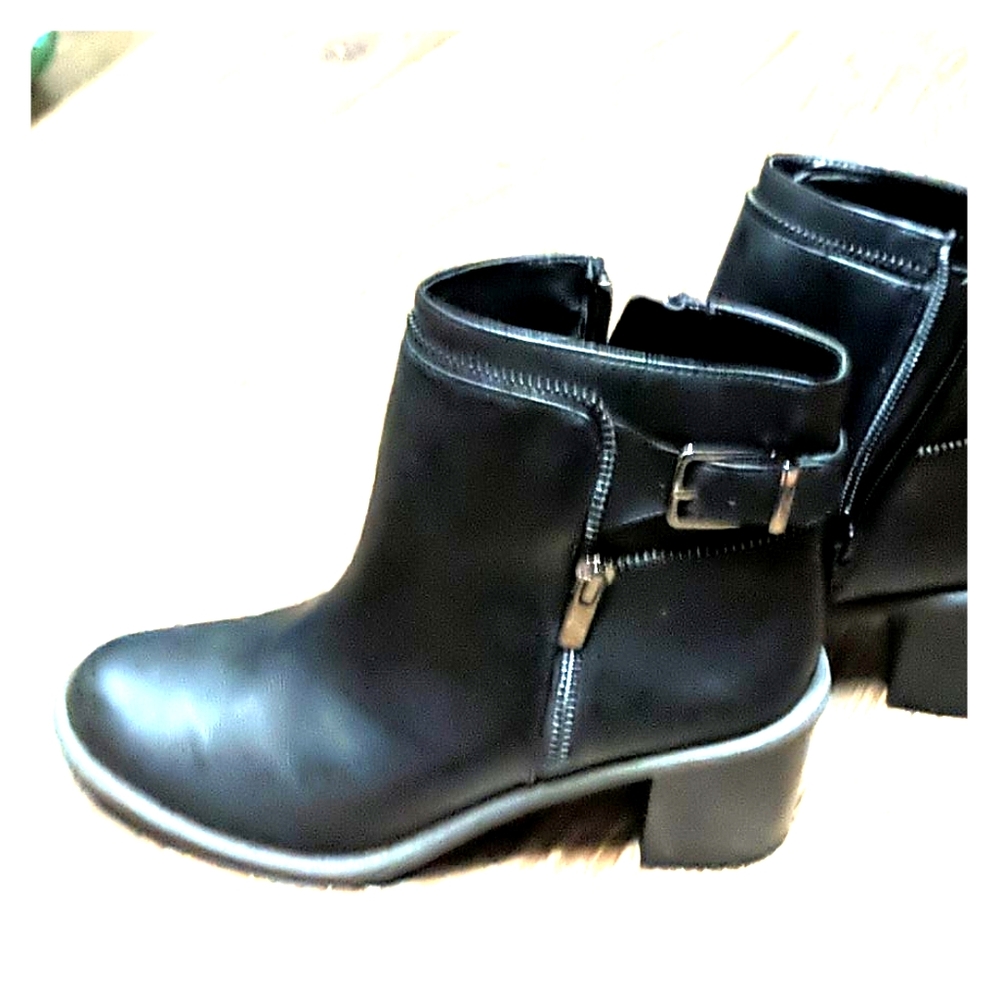 Gorgeous black booties!